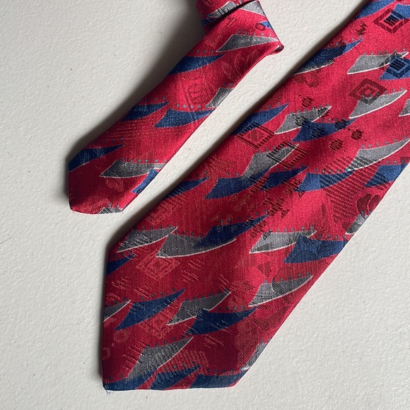 Moore’s tie - Picture 2 of 8